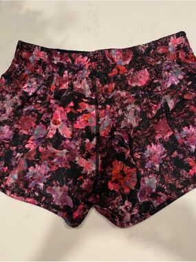 Lululemon Flouro Multishort 4”, size 12. Matching bra for sale
